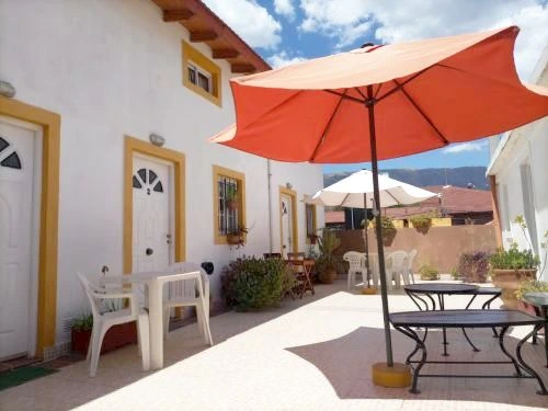 Patio con parrilla, muebles de jardín y vista a las sierras — alquiler temporario en el centro de Merlo, San Luis | Departamentos Los Almendros